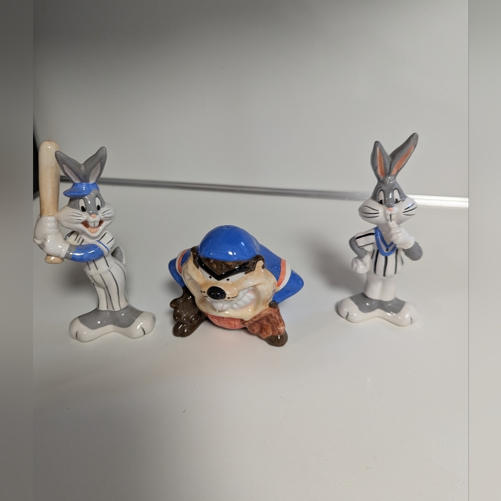 Looney Tunes salt & Pepper Shaker Bugs Taz Vintage 93 Baseball Fun